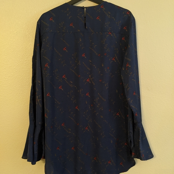 Treasure & Bond bell sleeve Navy floral rose print blouse EUC Large - Picture 3 of 9
